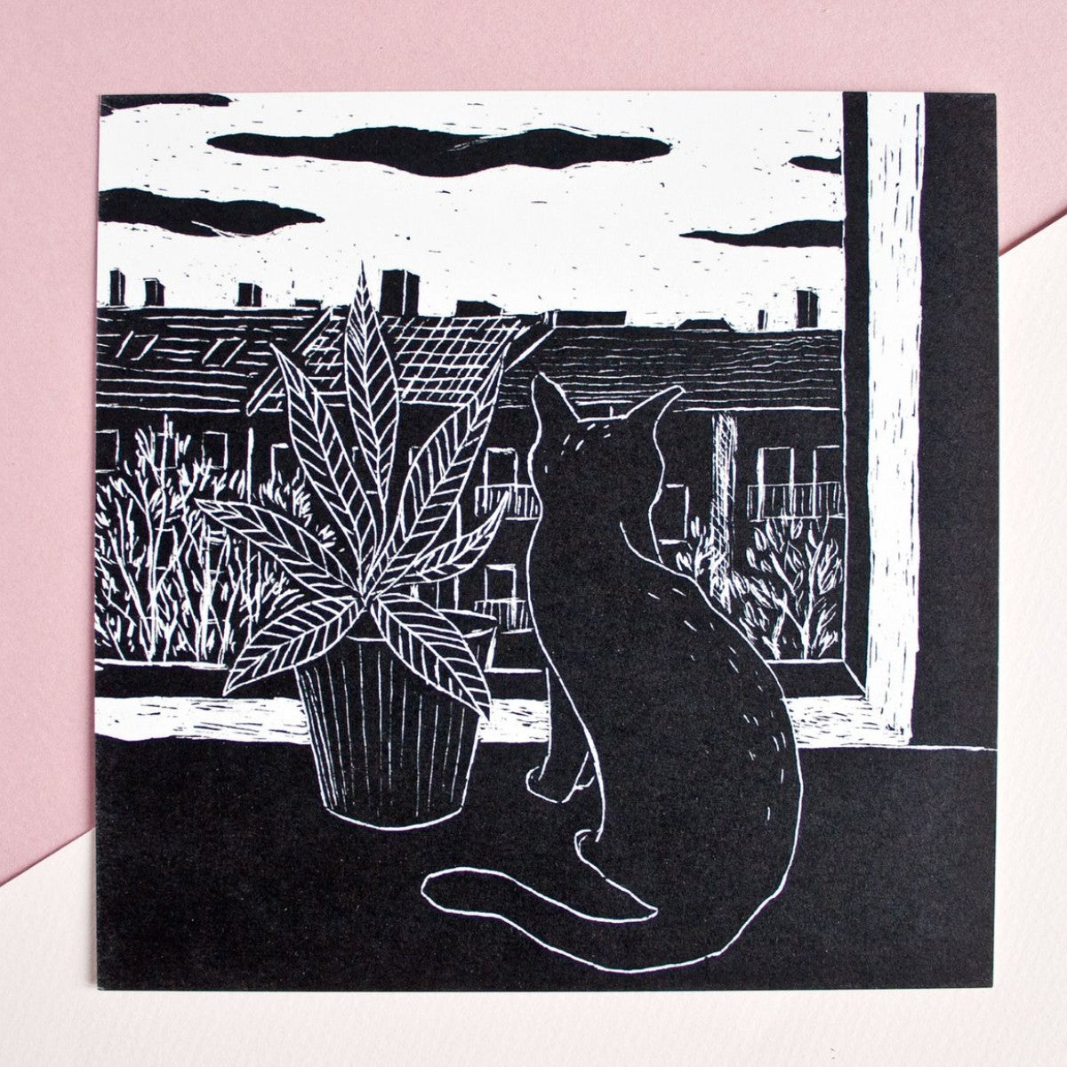quadratische Postkarte Katze & Pflanze am Fenster Postkarte