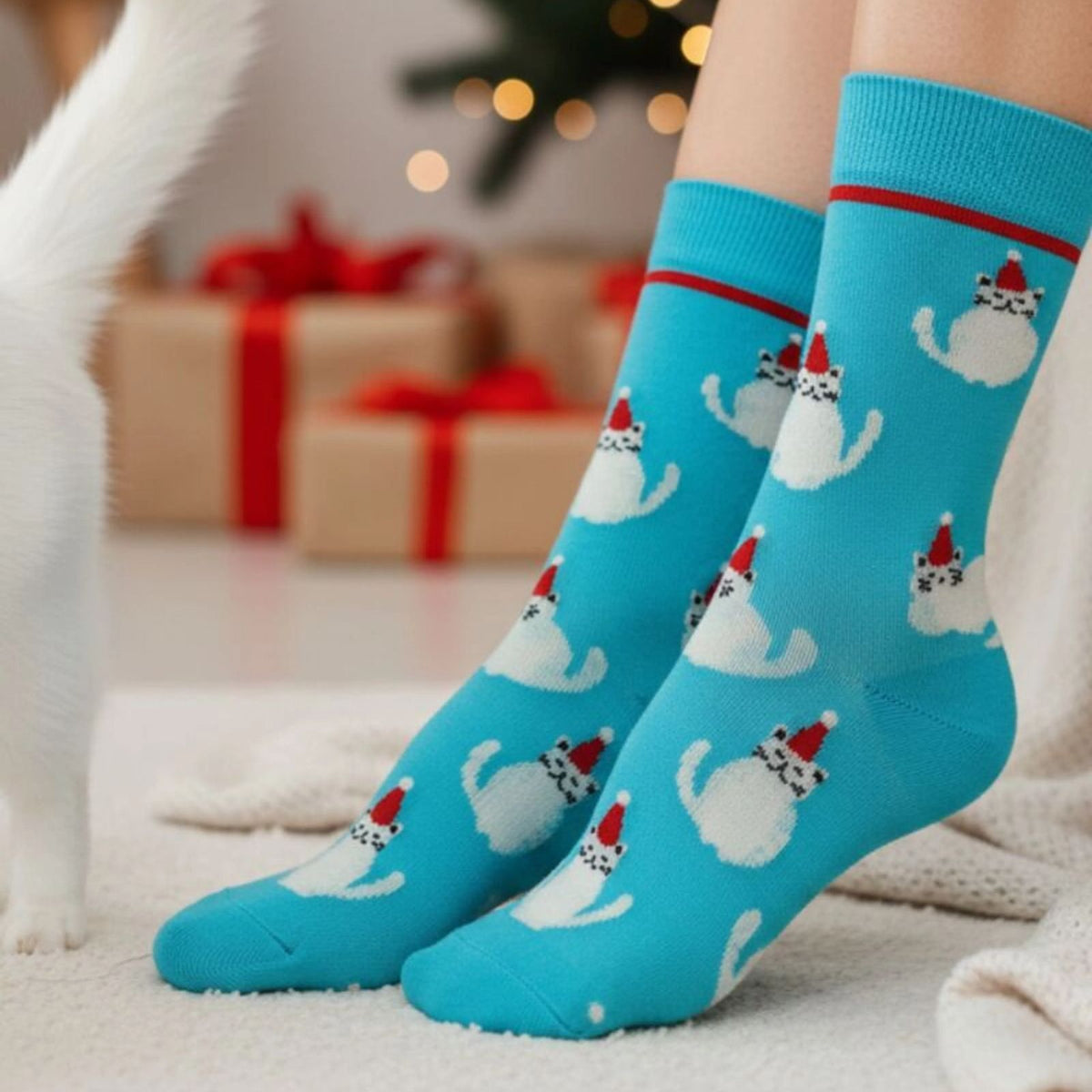blaue Weihnachtssocken aus Merinowolle mit weißen Katzen
