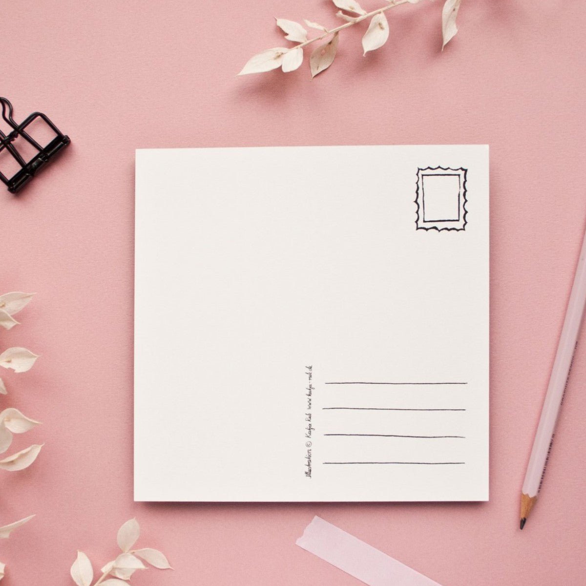 quadratische Postkarte Katze und Tauben Postkarte