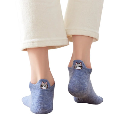 Katzensocken mit getigerter Katze auf der Fersenlasche