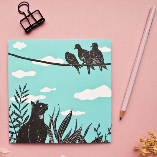 quadratische Postkarte Katze und Tauben Postkarte