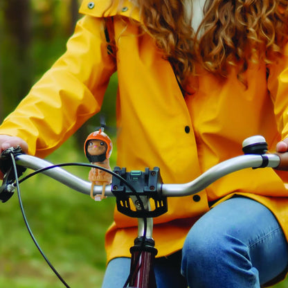 Fahrrad-Kätzchen mit Helm Winkee