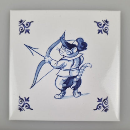 Kühlschrankmagnet Delfter Blau Design - Katze beim Bogenschießen Magnet