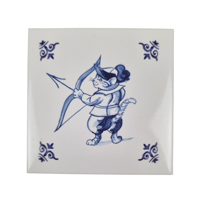 Kühlschrankmagnet Delfter Blau Design - Katze beim Bogenschießen Magnet