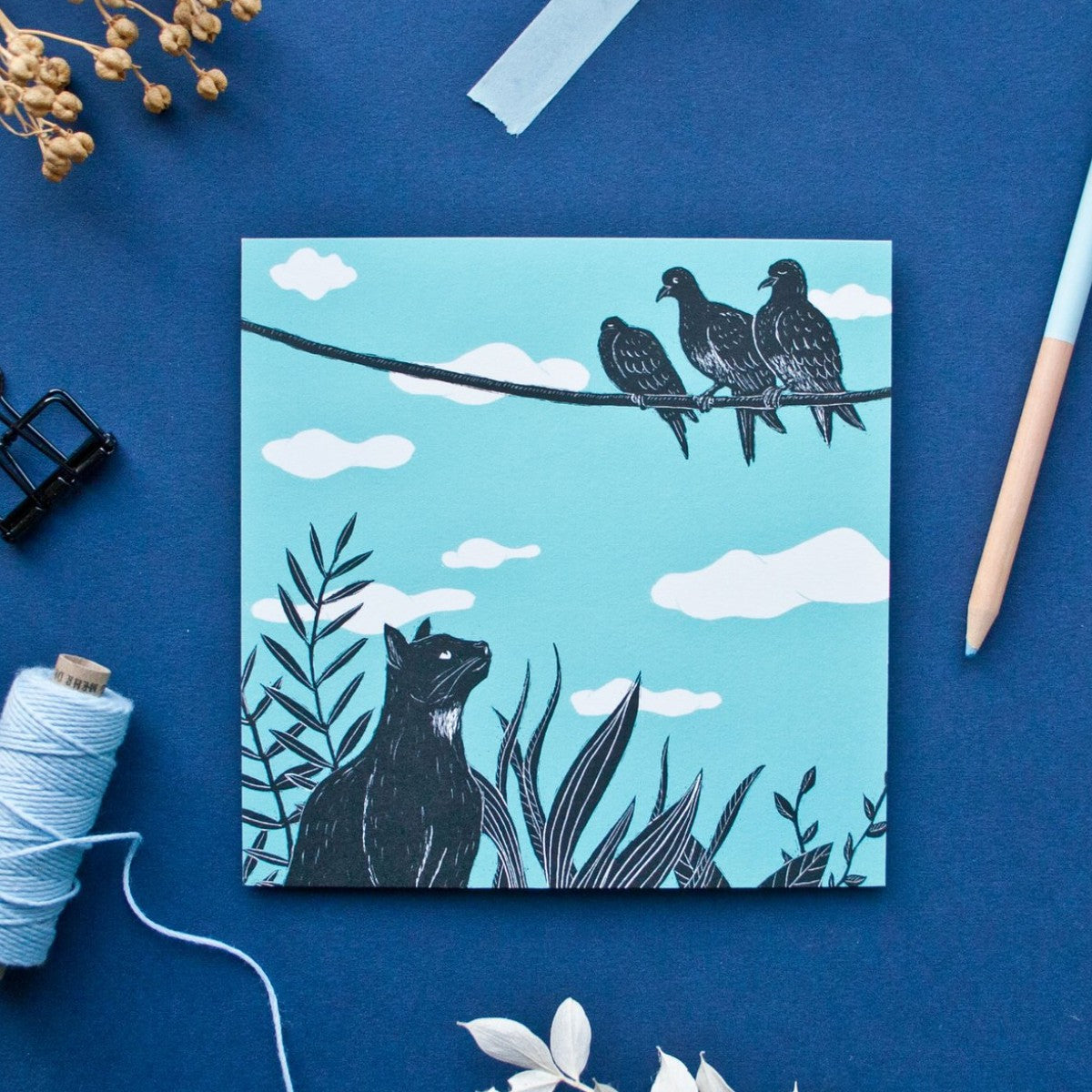 quadratische Postkarte Katze und Tauben Postkarte