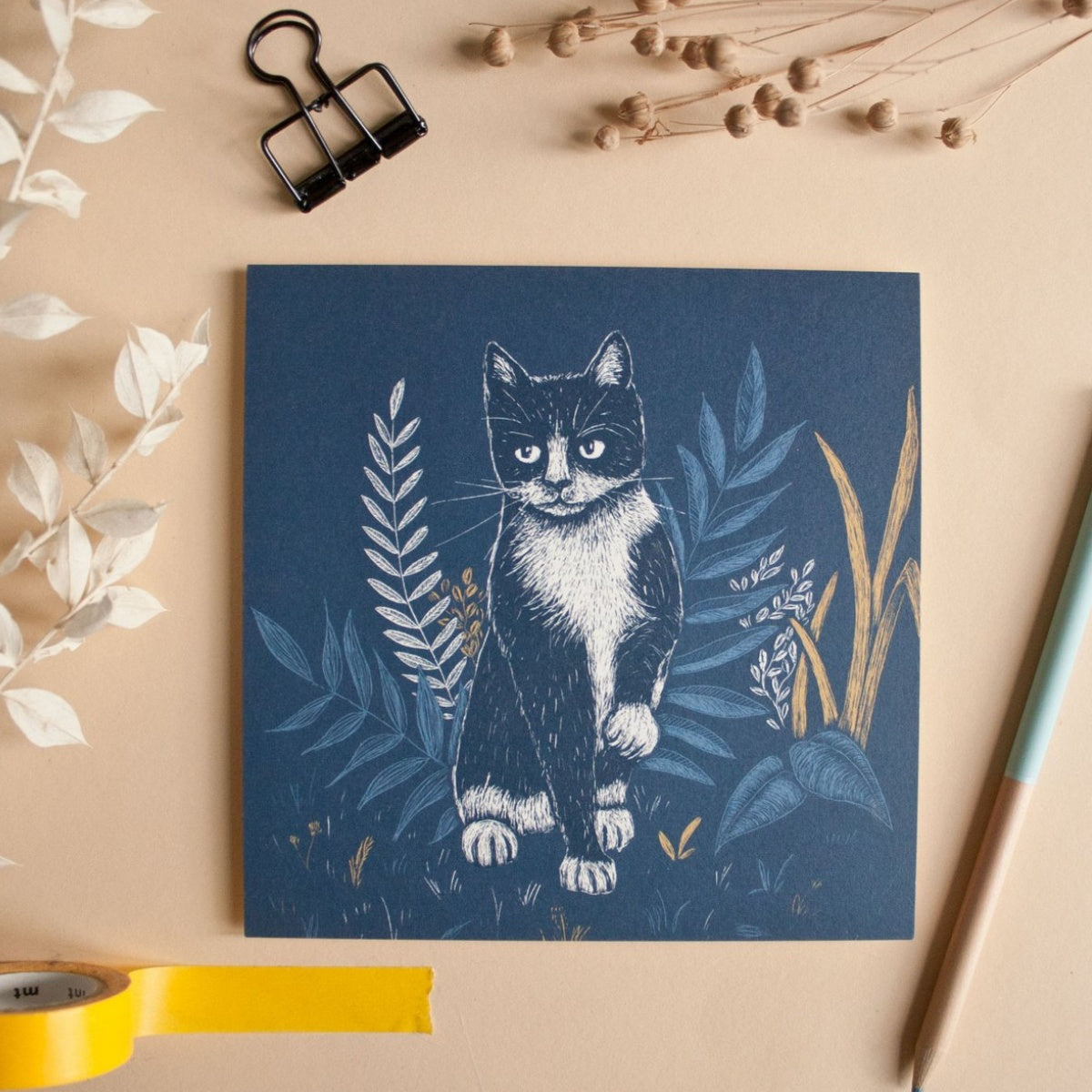 quadratische Postkarte Katze mit Pflanzen Postkarte
