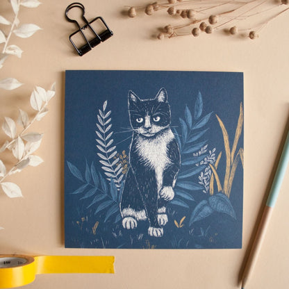 quadratische Postkarte Katze mit Pflanzen Postkarte