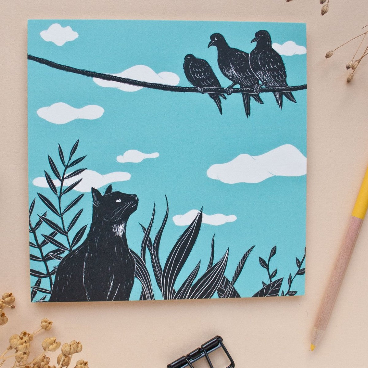 quadratische Postkarte Katze und Tauben Postkarte