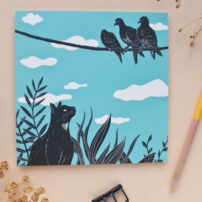 quadratische Postkarte Katze und Tauben Postkarte