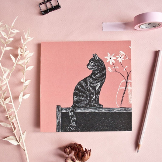 quadratische Postkarte Katze mit Vase Postkarte
