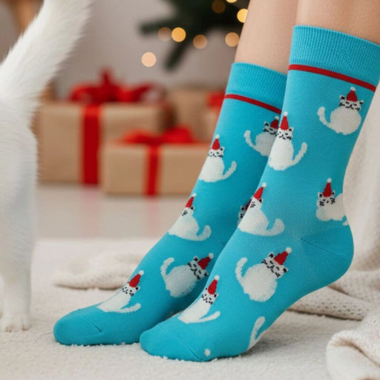 blaue Weihnachtssocken aus Merinowolle mit weißen Katzen
