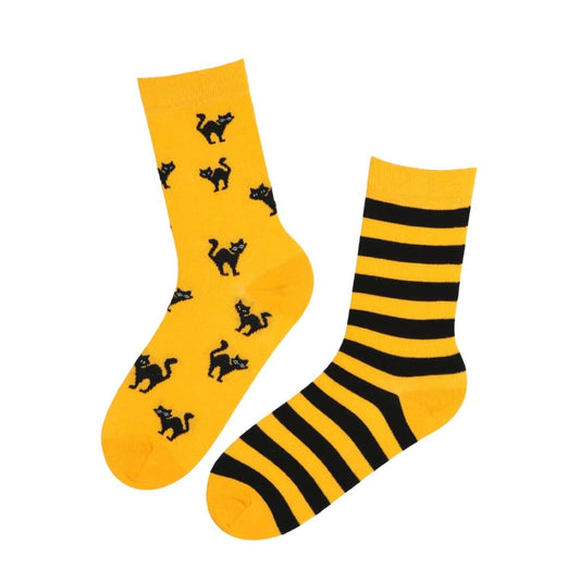 gelbe Halloween Socken mit schwarzen Katzen