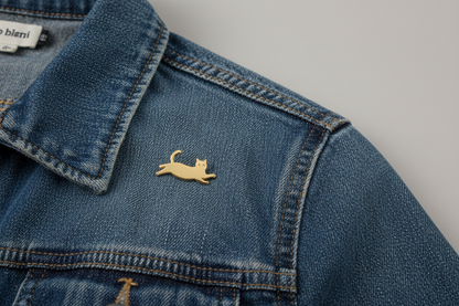 Goldener Katzen-Pin auf Jeansjacke