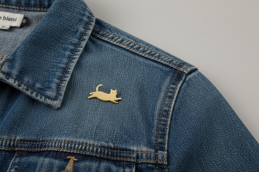 Goldener Katzen-Pin auf Jeansjacke
