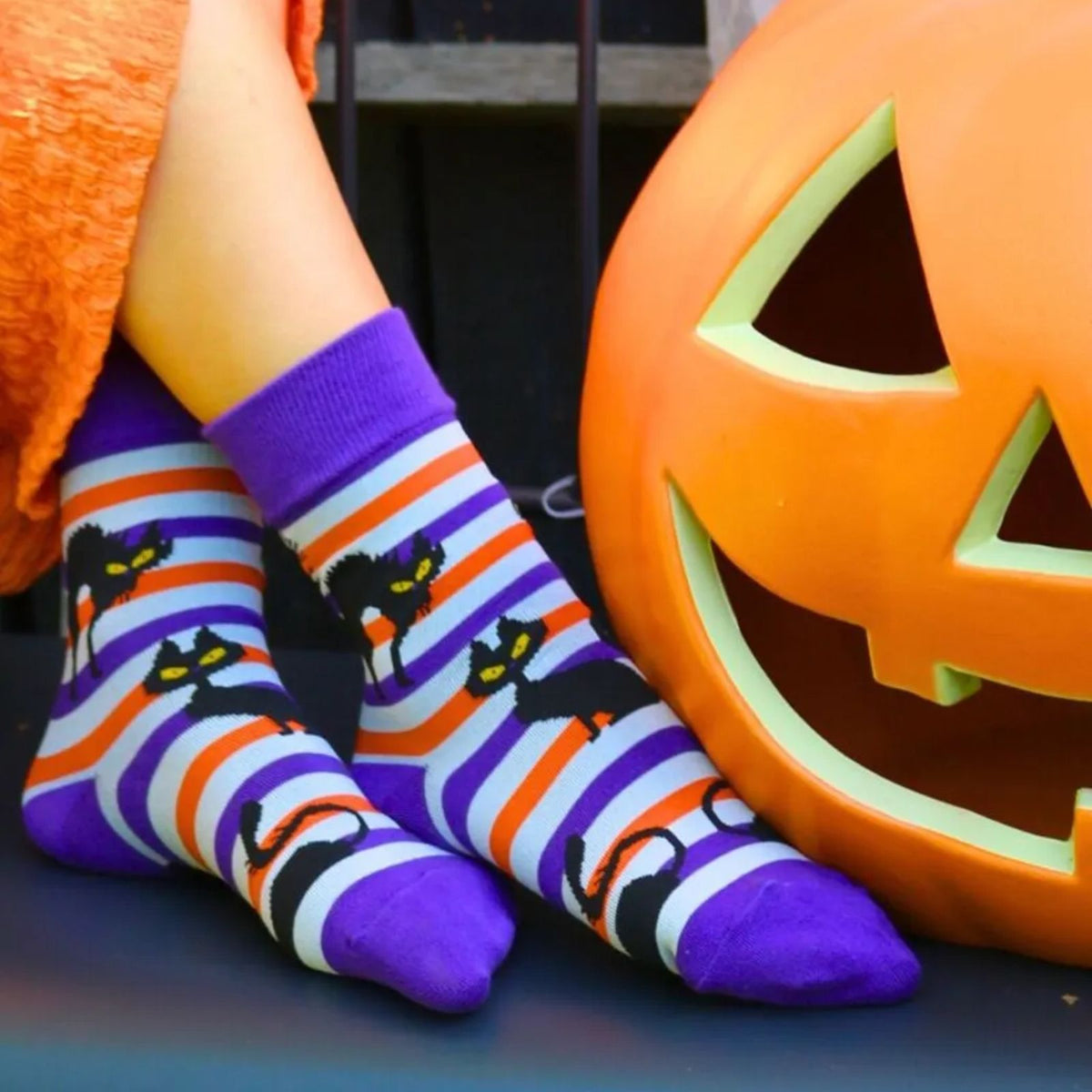 gestreifte Halloween Socken mit schwarzen Katzen - lila