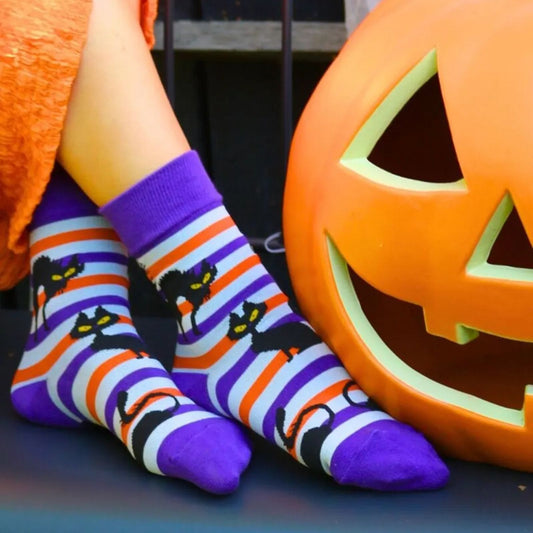 gestreifte Halloween Socken mit schwarzen Katzen - lila