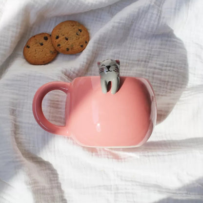 rote Tasse mit kleiner Katze Winkee