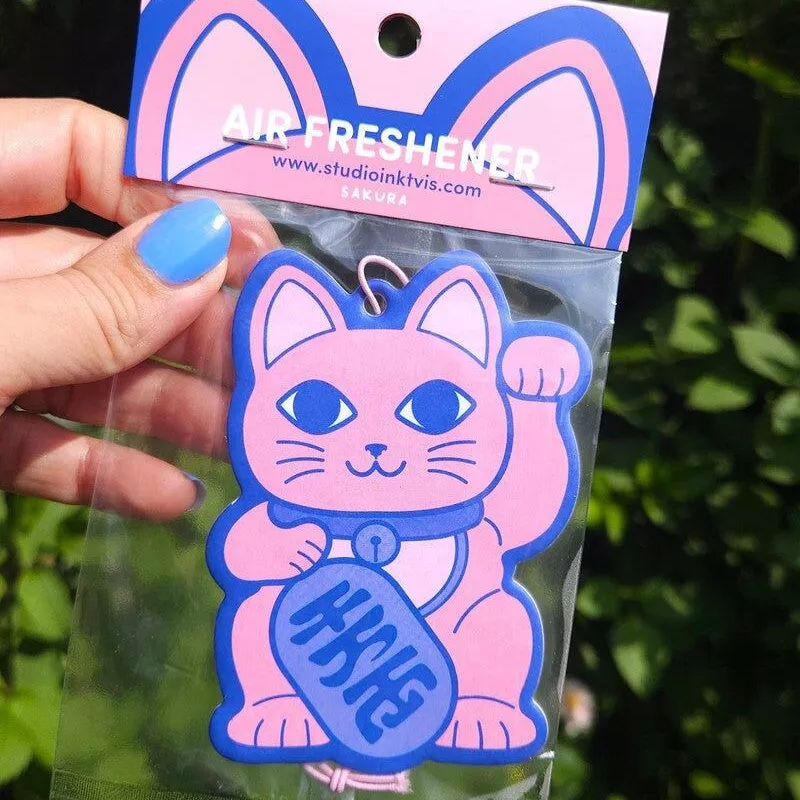 Lufterfrischer Maneki Neko - Winkekatze mit Sakura Duft Studio Inktvis