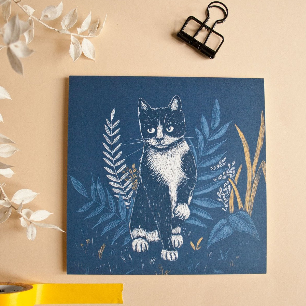 quadratische Postkarte Katze mit Pflanzen Postkarte