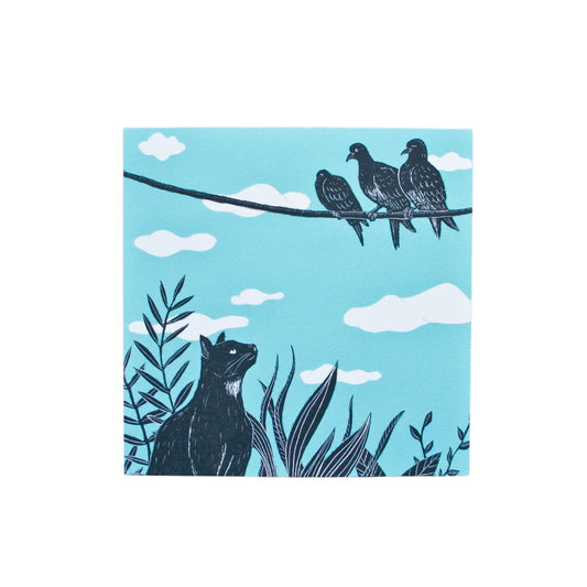 quadratische Postkarte Katze und Tauben Postkarte
