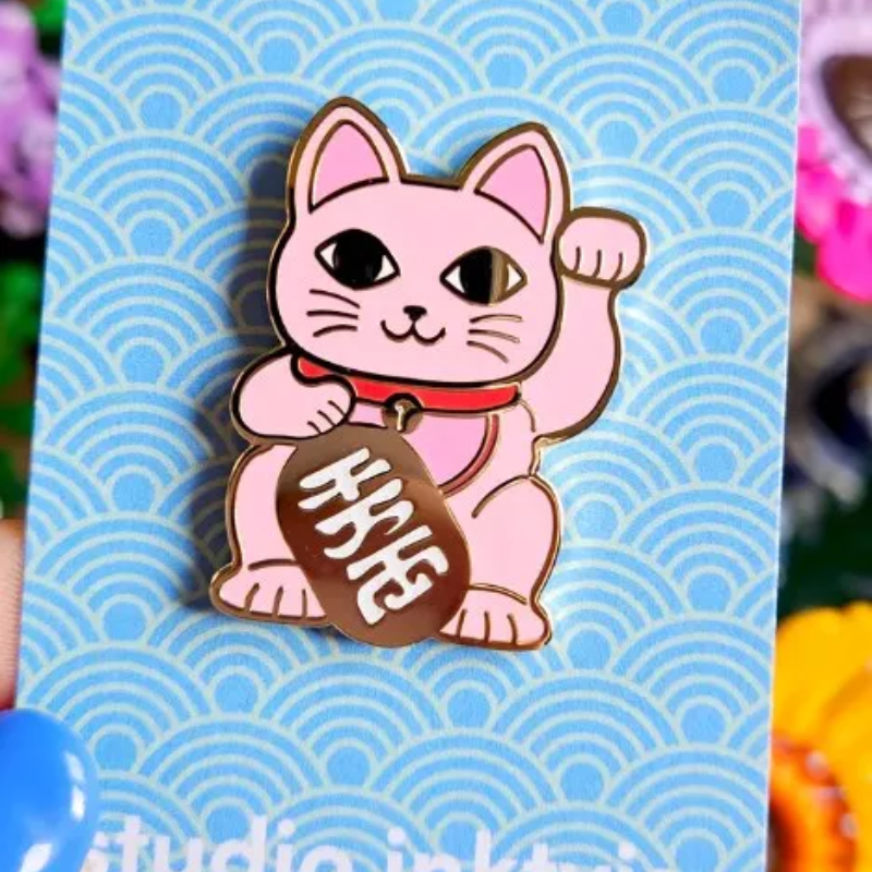 Anstecknadel Maneki Neko – rosa Studio Inktvis