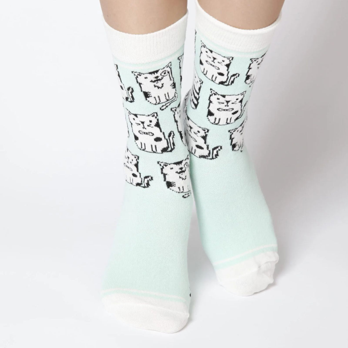 Mintgrüne Damensocken mit Katzenmuster und weißem Bündchen