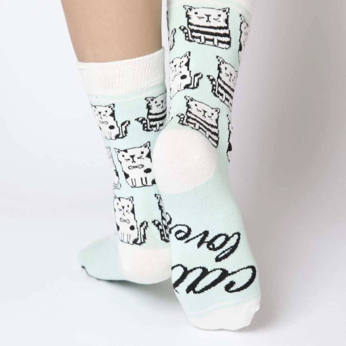 Rückansicht der mintgrünen Socken mit Katzenmotiv