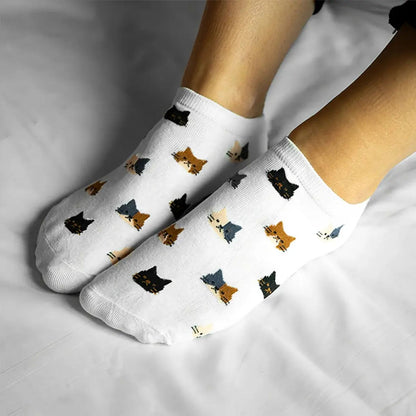 Weiße Katzensocken mit kleinen Katzenköpfen