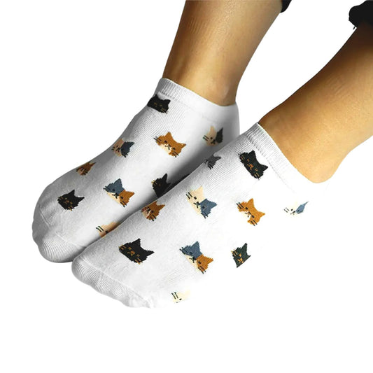 Weiße Katzensocken mit kleinen Katzenköpfen